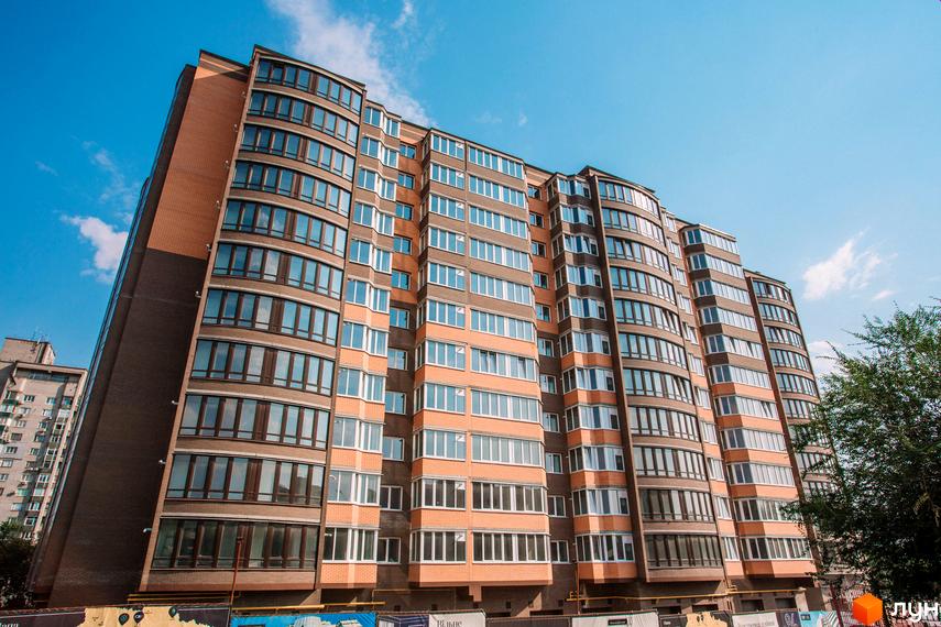 Зображення фасаду та вікон багатоповерхового будинку Житловий комплекс Олександрівський 1. Вид на частину прибудинкової території.