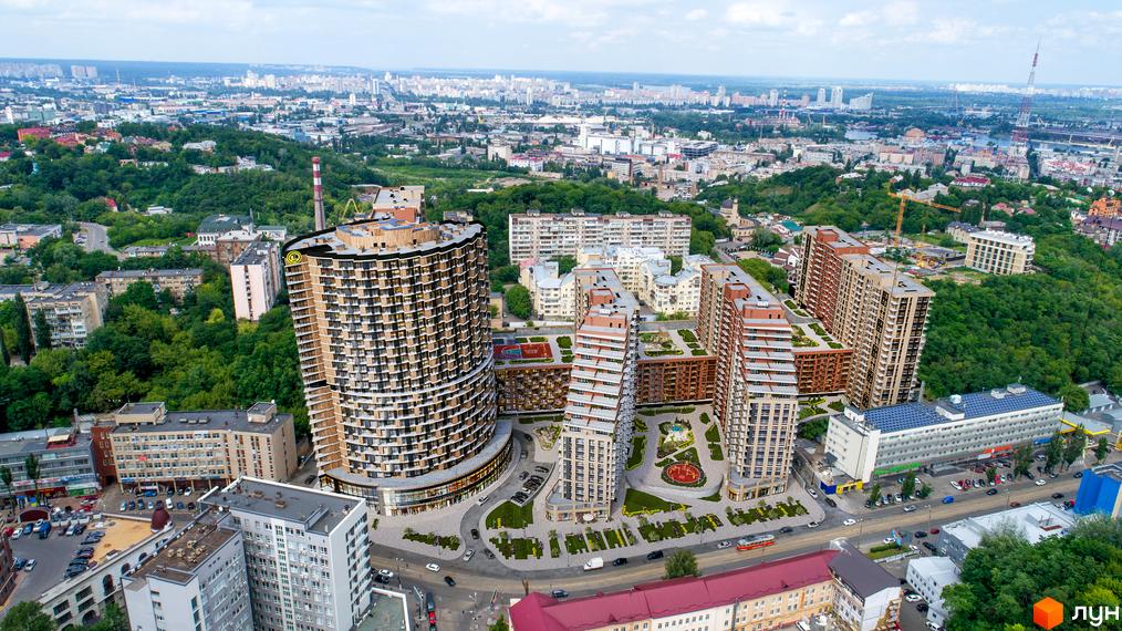 Житловий комплекс Mirax - це багатоповерхові будинки з оригінальною архітектурою та доглянутою прибудинковою територією з зеленими зонами та дитячими майданчиками.