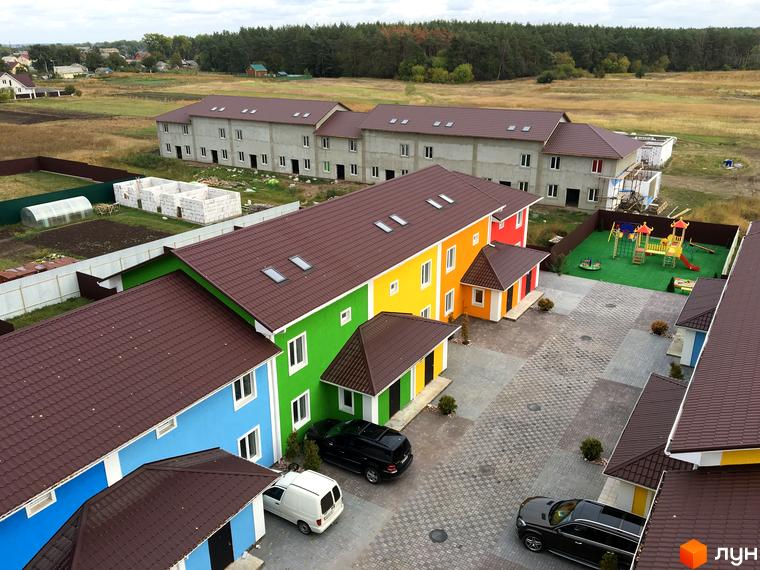 Новобудова Ivankiv-townhouse з яскравими фасадами та дитячим майданчиком. Зовнішній вигляд таунхаусів та прибудинкова територія.