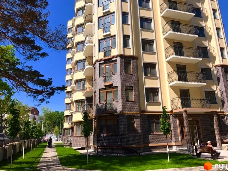 Житловий комплекс Rich Town – це сучасна новобудова з балконами та цегляним оздобленням. На прибудинковій території розташовані зелені насадження та лавки для відпочинку.