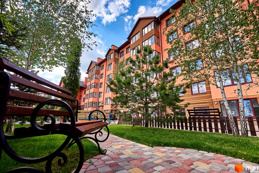 Зовнішній вигляд багатоповерхового будинку житлового комплексу 