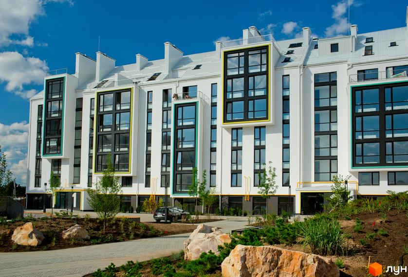 Зовнішній вигляд будинку в Житловому комплексі City Lake. На передньому плані ландшафтний дизайн з камінням та зеленню.