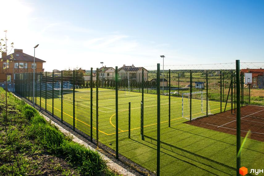 Котеджне містечко КМ Home Resort. Сучасний спортивний майданчик з штучним покриттям та футбольними воротами на території житлового комплексу.