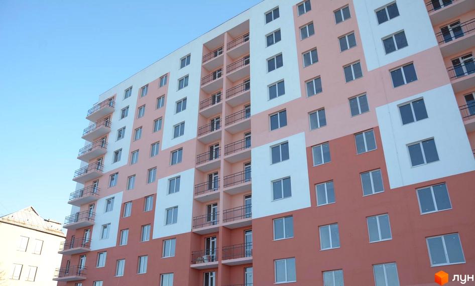 Зображення фасаду багатоповерхового будинку Житлового комплексу Енді Ворхол. Вигляд новобудови з вікнами та балконами.