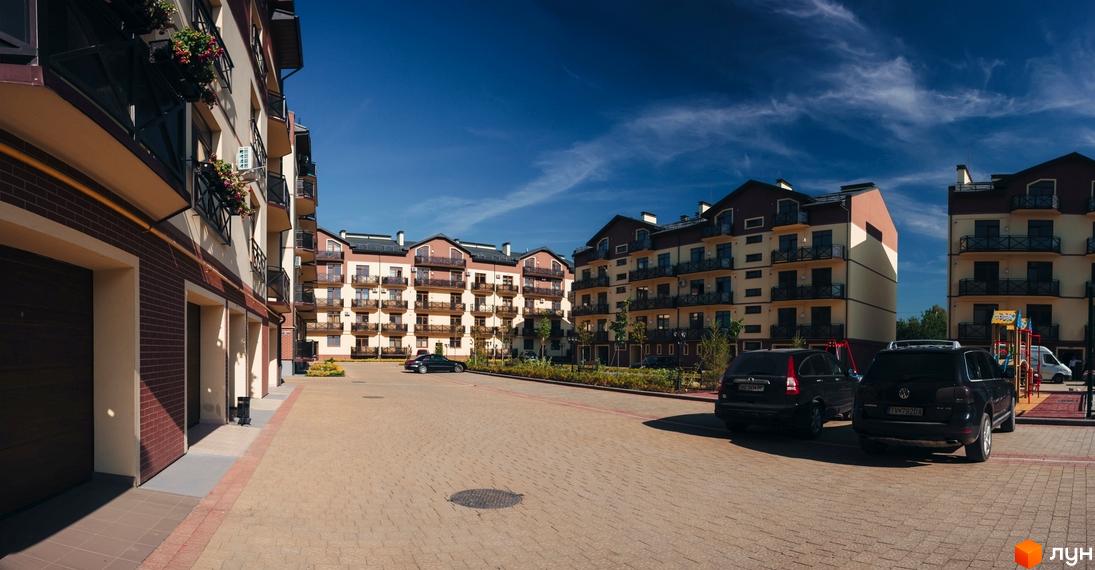 Житловий комплекс Едельвейс з багатоповерховими будинками з балконами та парковкою. На території комплексу є дитячий майданчик та зелені насадження.