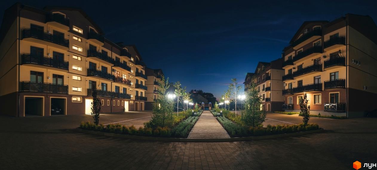 Зображення сторінки ЖК Едельвейс. Багатоквартирний будинок з балконами та підсвічуванням. Доглянута прибудинкова територія з алеєю та ліхтарями.