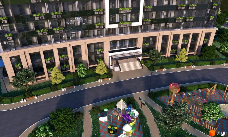 Висотна будівля з великими вікнами та рослинами на фасаді. На прибудинковій території розташований дитячий майданчик та зелені насадження.