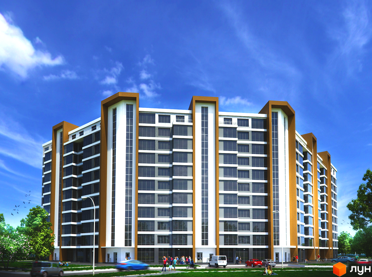 Зовнішній вигляд новобудови ЖК Зелений двір (Рясне) з численними вікнами та коричневими елементами фасаду. Навколо будинку зелені насадження та невелика кількість людей.