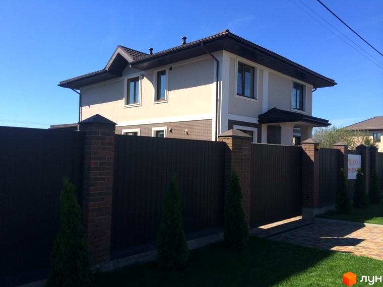 Двоповерховий будинок Котеджного комплексу Петропавлівський Luxe зі світлими фасадами, темно-коричневим дахом та огорожею.