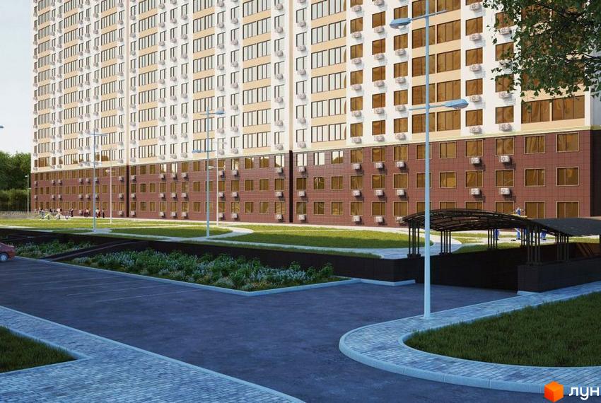 Висотна будівля житлового комплексу з великою кількістю вікон. На передньому плані парковка та зелені насадження.