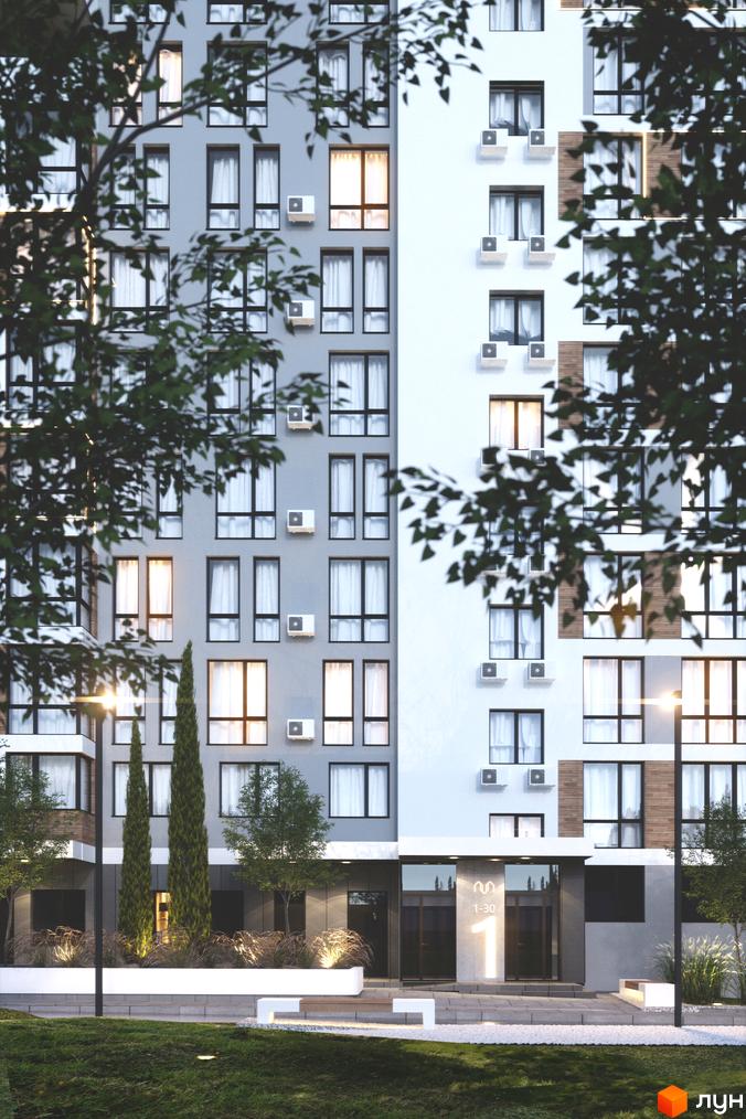 Фасад житлового комплексу AUROOM CITY з сірими та білими секціями, численними вікнами та кондиціонерами. Навколо будинку зелені насадження та освітлення.