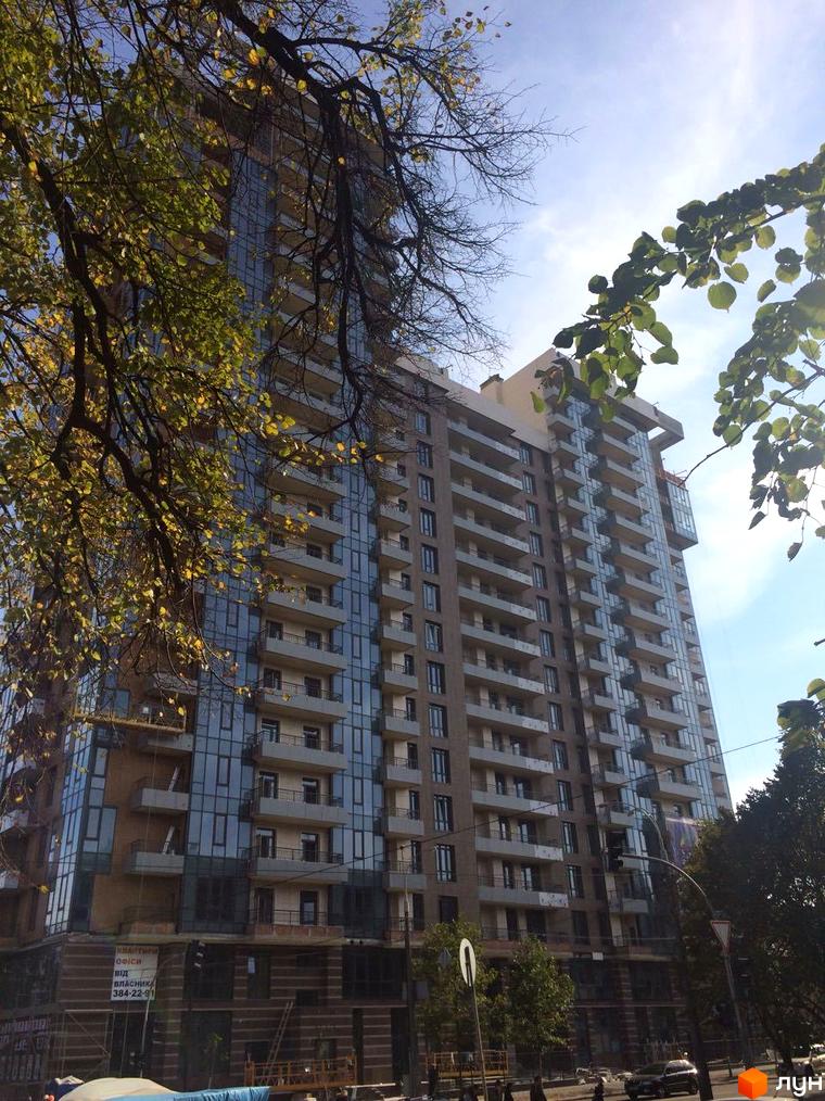 Житловий комплекс ЖК Richmond з фасадом з скла та балконами, оточений зеленими деревами та прибудинковою територією.