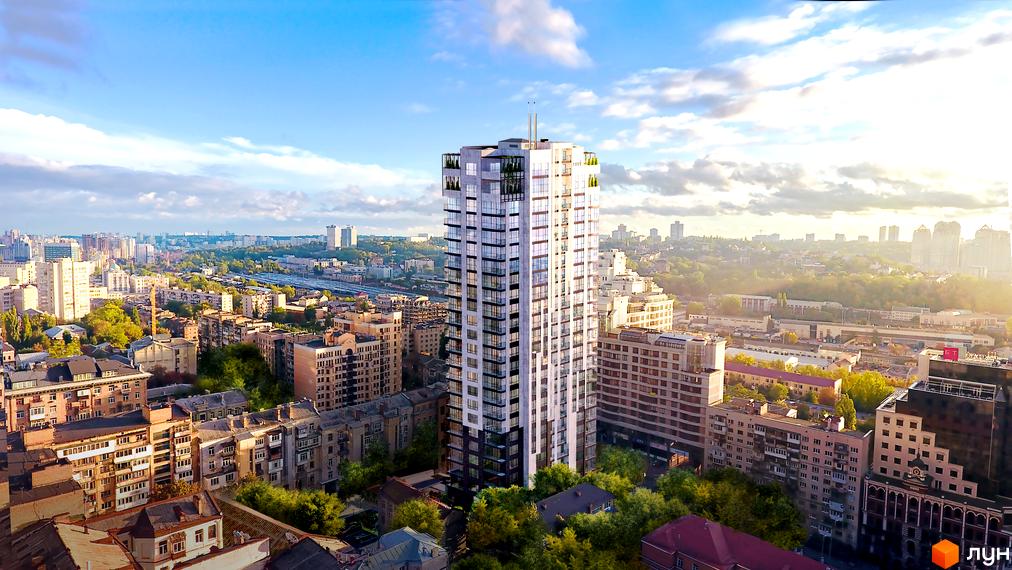 Висотна будівля ЖК AuRoom на тлі міської забудови. Світлий фасад з великою кількістю вікон. На даху та на деяких поверхах є тераси з рослинами.