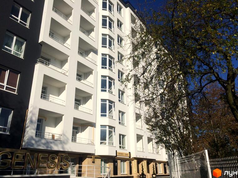 Фасад новобудови ЖК Kaiser з численними балконами та вікнами. Поруч розташована огорожа та дерева.