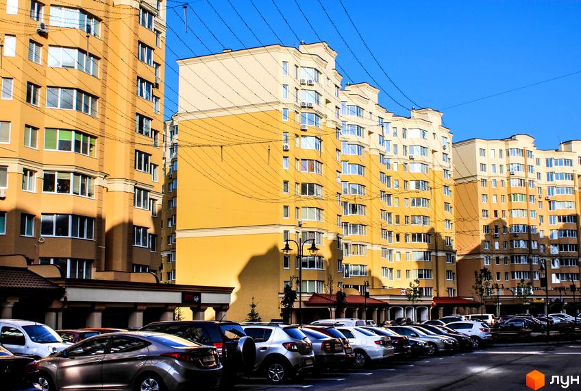 Житловий комплекс Софія Сіті – жовті багатоповерхові будинки з білими елементами та паркуванням автомобілів.
