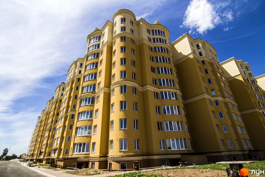 Житловий комплекс Софія Клубний – це жовта багатоповерхівка з еркерними вікнами. Територія навколо новобудови частково упорядкована.