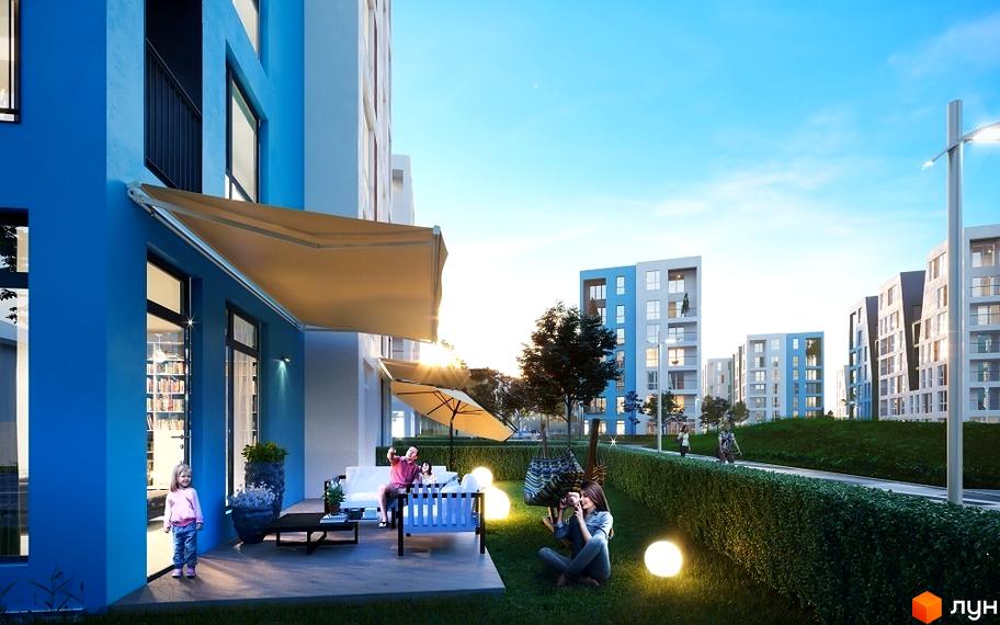 Багатоповерхові будинки Житлового комплексу Vlasna з синіми та білими фасадами. На прибудинковій території зелені газони, дерева та зони відпочинку з людьми.