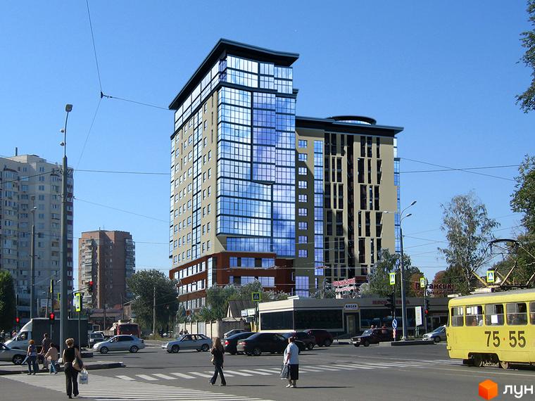 Новобудова ЖК Кристал – це сучасний житловий комплекс з високими будівлями, скляними фасадами та міською інфраструктурою. На зображенні видно будівлі, вулицю та транспорт.