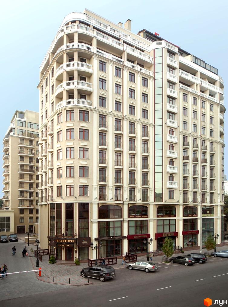 Фасад житлового комплексу Будинок №1 з елегантними балконами та великими вікнами. Прибудинкова територія з паркуванням та зеленими насадженнями.