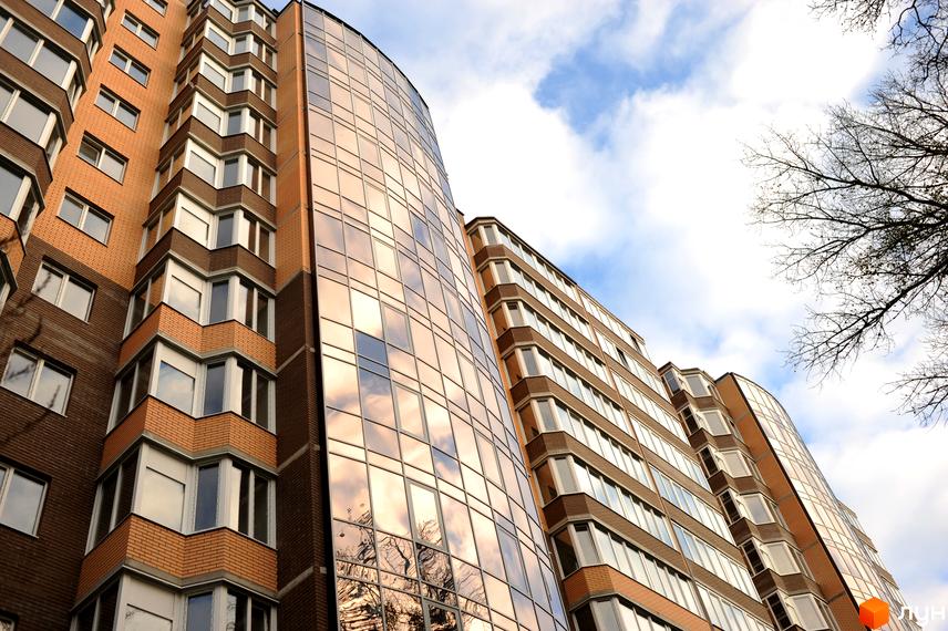 Зовнішній вигляд житлового комплексу Зарічний: сучасна архітектура з панорамним склінням та цегляним фасадом. Детальний огляд новобудови.
