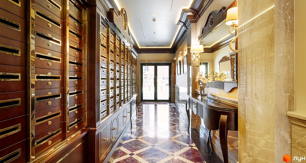 Інтер'єр холу Житлового комплексу Obolon Residences: довгий коридор з дерев'яними поштовими скриньками, полірованою мармуровою підлогою та скляними дверима на вулицю.