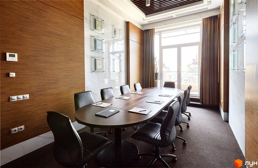 Простора переговорна кімната Житлового комплексу Obolon Residences з овальним столом, шкіряними кріслами та панорамними вікнами.