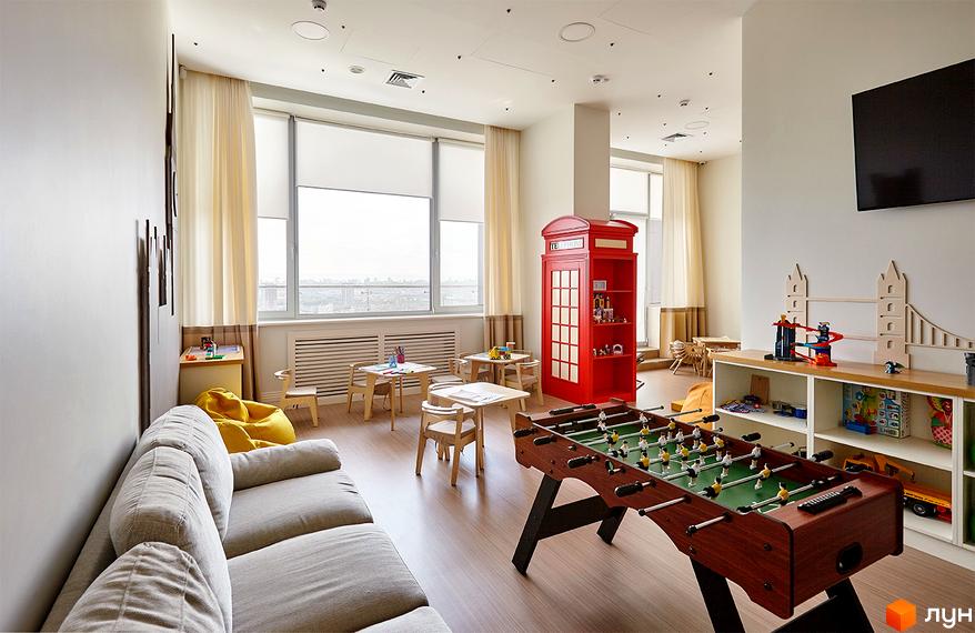 Ігрова кімната для дітей у Житловому комплексі Obolon Residences: футбольний стіл, іграшки, дитячі столи та диван. Комфортна зона для відпочинку мешканців.