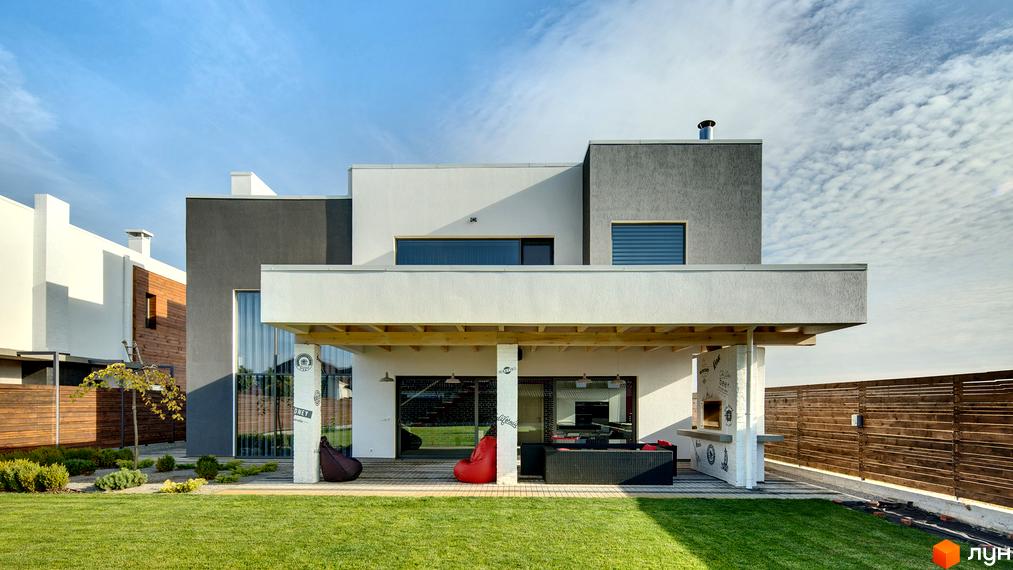 Котеджне містечко КМ На Щасливій: двоповерховий будинок з білою та сірою обробкою, великими вікнами та терасою. Прибудинкова територія з зеленим газоном та дерев'яним парканом.