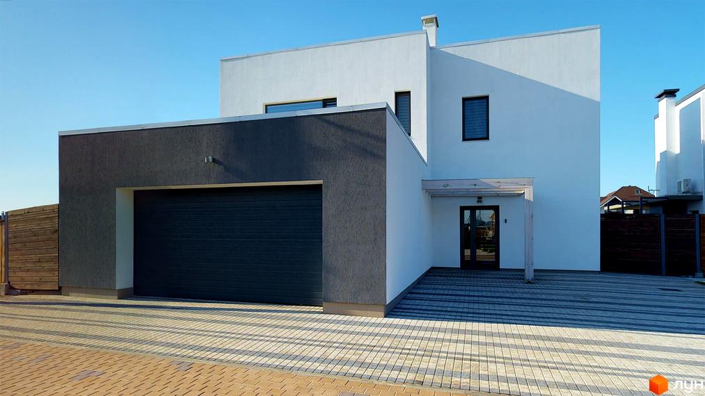 Котеджне містечко КМ На Щасливій. Фасад будинку з гаражем та вхідною групою, вимощена прибудинкова територія.