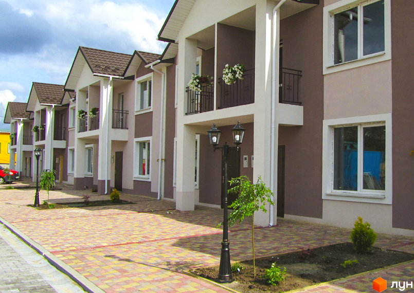 Таунхауси „Дубовські озера“ – це сучасні двоповерхові будинки з балконами та коричневими дахами. Прибудинкова територія облаштована бруківкою та зеленими насадженнями.