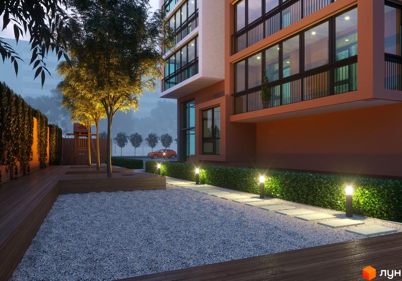 Житловий комплекс Hill House з підсвіченими деревами та доріжкою з ліхтарями. Зовнішній вигляд новобудови з балконами та великими вікнами.