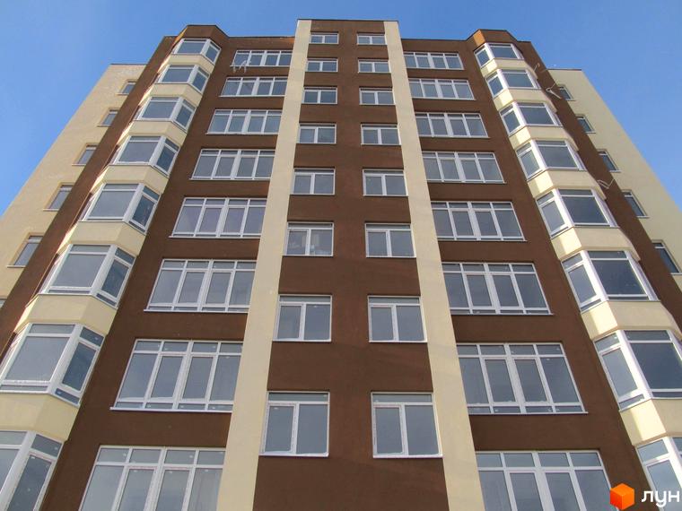 Висотна будівля житлового комплексу Green Life-2 з великою кількістю вікон. Фасад будівлі виконаний у коричневих та світлих тонах.