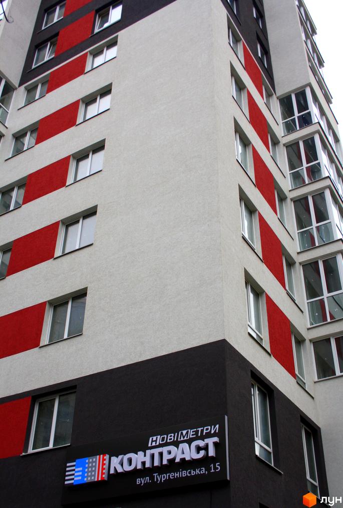 Новобудова ЖК Контраст з червоно-сірими фасадами та великими вікнами. Зовнішній вигляд будівлі з акцентом на сучасний дизайн та комфорт.