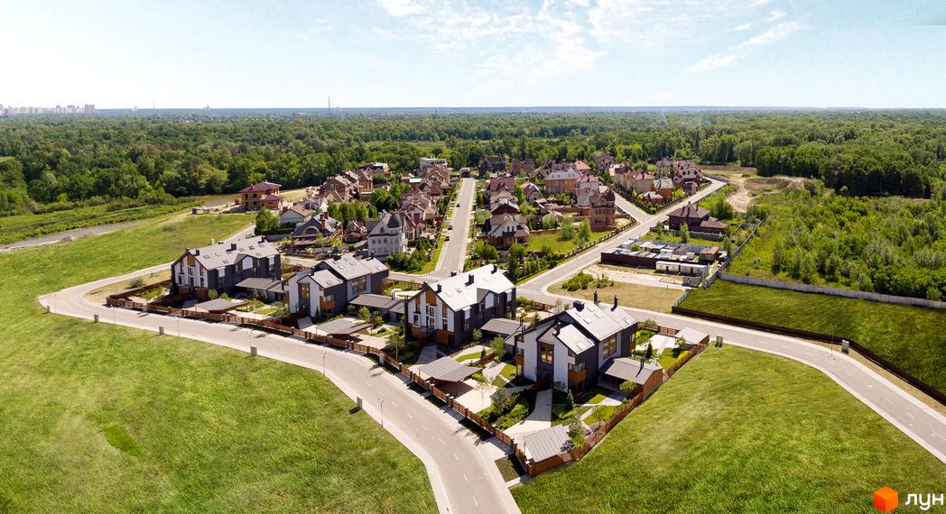 Фото Котеджного містечка Коник з висоти пташиного польоту: будинки з сірими дахами та зелені газони. Навколо комплексу росте ліс.