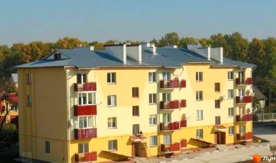 Зображення фасаду та даху багатоповерхового будинку на вулиці Шухевича. Вигляд на прибудинкову територію.