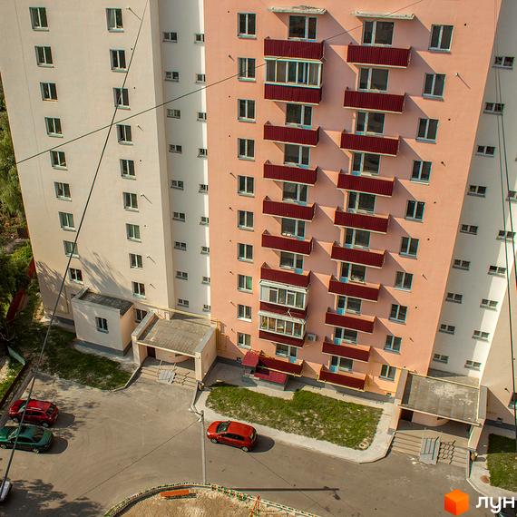 Житловий комплекс Нове Життя – це багатоповерховий будинок з балконами та паркуванням для автомобілів. На прибудинковій території є зелені насадження та доріжки.