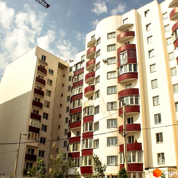 Житловий комплекс Лелека-1 з балконами та сучасним фасадом. Прибудинкова територія озеленена та облаштована.