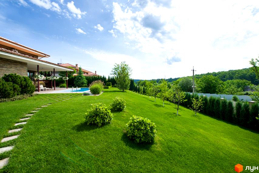 Будинок з терасою та басейном на доглянутій зеленій території. Котеджне містечко Перлина Італії: продаж котеджів з мальовничими краєвидами.