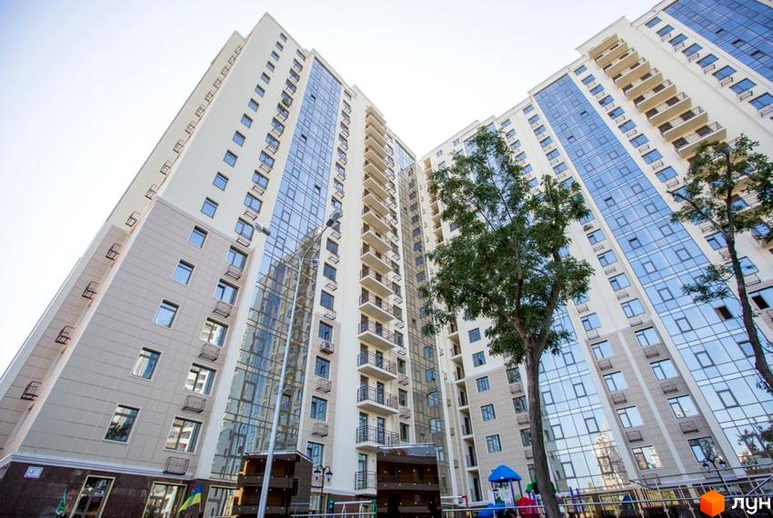 Житловий комплекс Шоста Перлина з висотними будинками. На території є дитячий майданчик та дерева.
