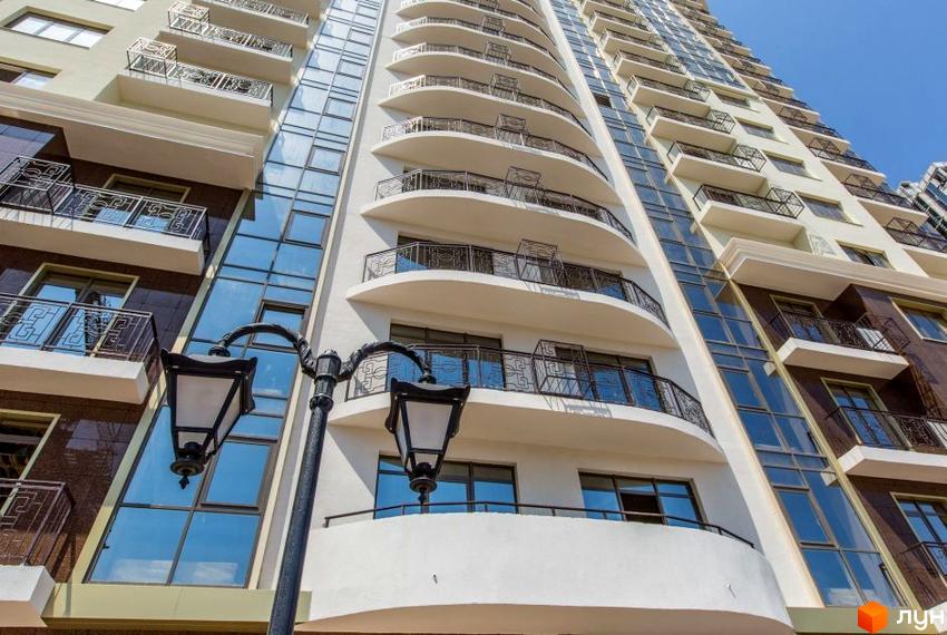 Зовнішній вигляд новобудови ЖК Сьома Перлина з балконами та скляними фасадами. Фотографія фасаду будинку.