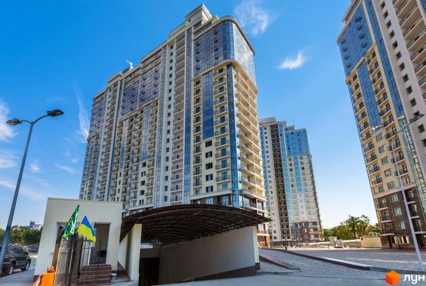 Житловий комплекс Восьма Перлина - сучасна архітектура висотних будинків з панорамними вікнами та упорядкованою прибудинковою територією. Фото новобудови.