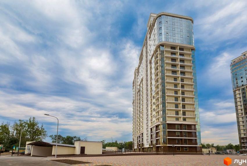 Житловий комплекс Восьма Перлина – висотна новобудова з панорамним склінням та балконами. Навколо будинку облаштована прибудинкова територія з доріжками та навісами.