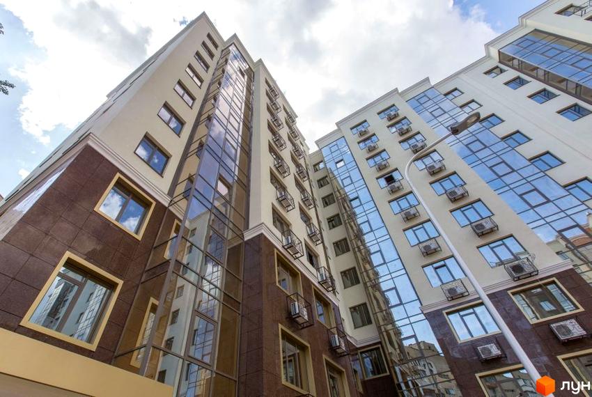 Зображення фасаду Житлового комплексу Одинадцята Перлина. Багатоповерхова будівля з великими вікнами та скляними балконами.