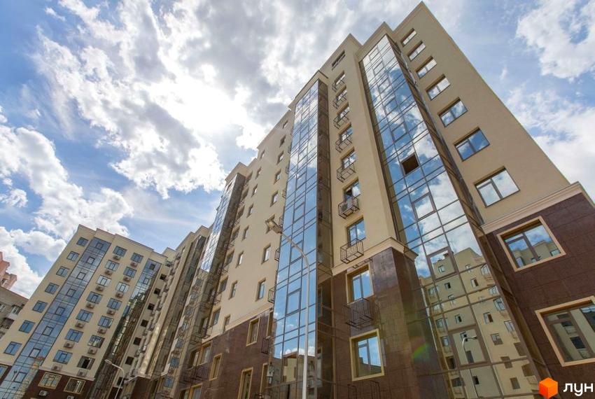 Зовнішній вигляд багатоповерхового будинку в Житловому комплексі Одинадцята Перлина. Вигляд на фасад та скління.