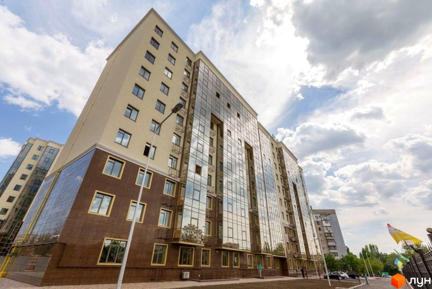 Зображення фасаду та скління Житлового комплексу Одинадцята Перлина, багатоповерховий будинок з прибудинковою територією.