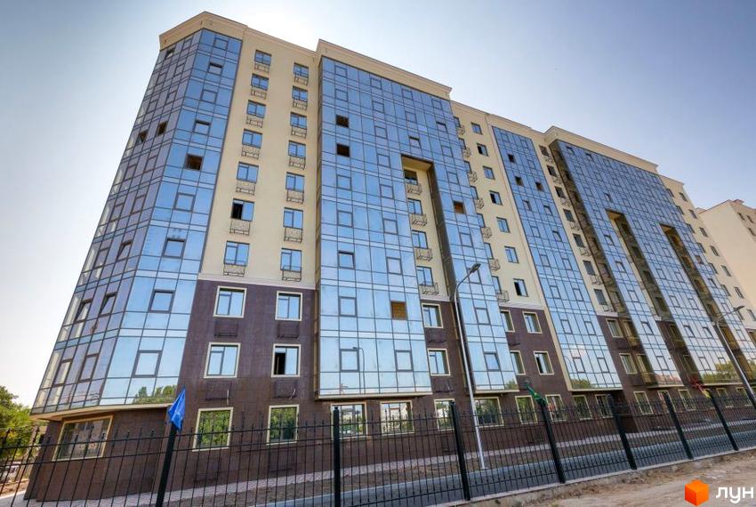 Зображення фасаду та скління багатоповерхового будинку в Житловому комплексі Дванадцята Перлина. Вид на будівлю з вулиці.