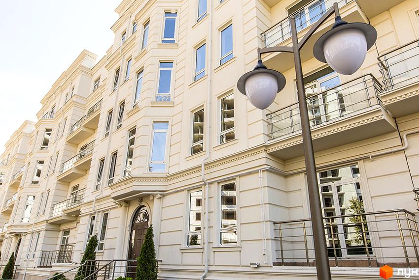 Фасад житлового комплексу Двадцять третя Перлина з балконами та вікнами. Зовнішній вигляд будівлі з елементами класичної архітектури.