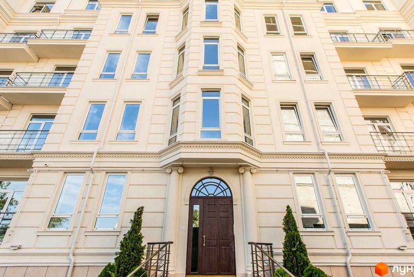 Зовнішній вигляд будинку Житлового комплексу Двадцять восьма перлина. Фасад будівлі з великими вікнами та балконами.