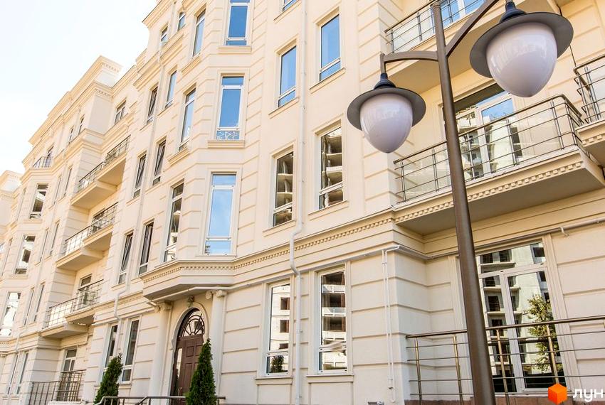 Зображення фасаду Житлового комплексу Двадцять восьма перлина. Багатоповерхова будівля з балконами та великими вікнами.