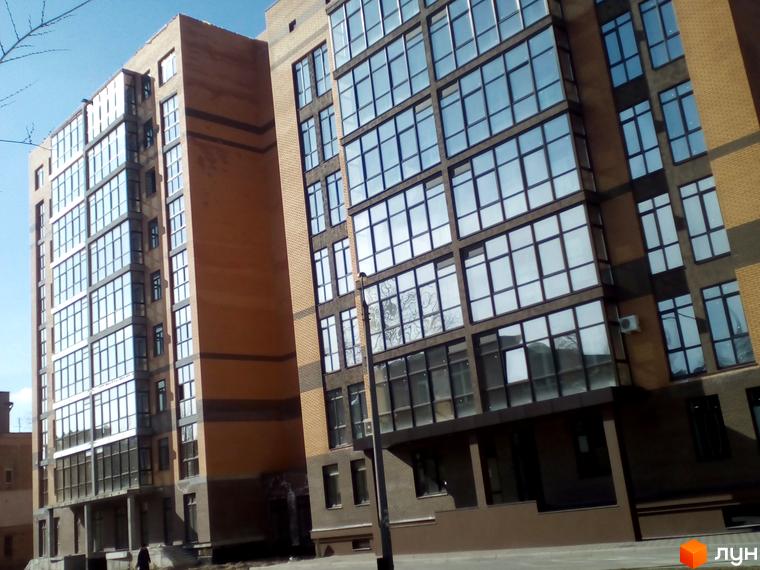 Житловий комплекс Palladio - це сучасна новобудова з великою кількістю скляних фасадів та цегляним оздобленням. Комплекс має багатоповерхові секції та прибудинкову територію.